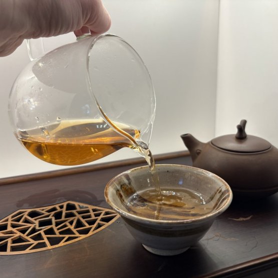 Feng Qing Ye Sheng Gu Shu Hong Cha - červený čaj z divoce rostoucích stromů